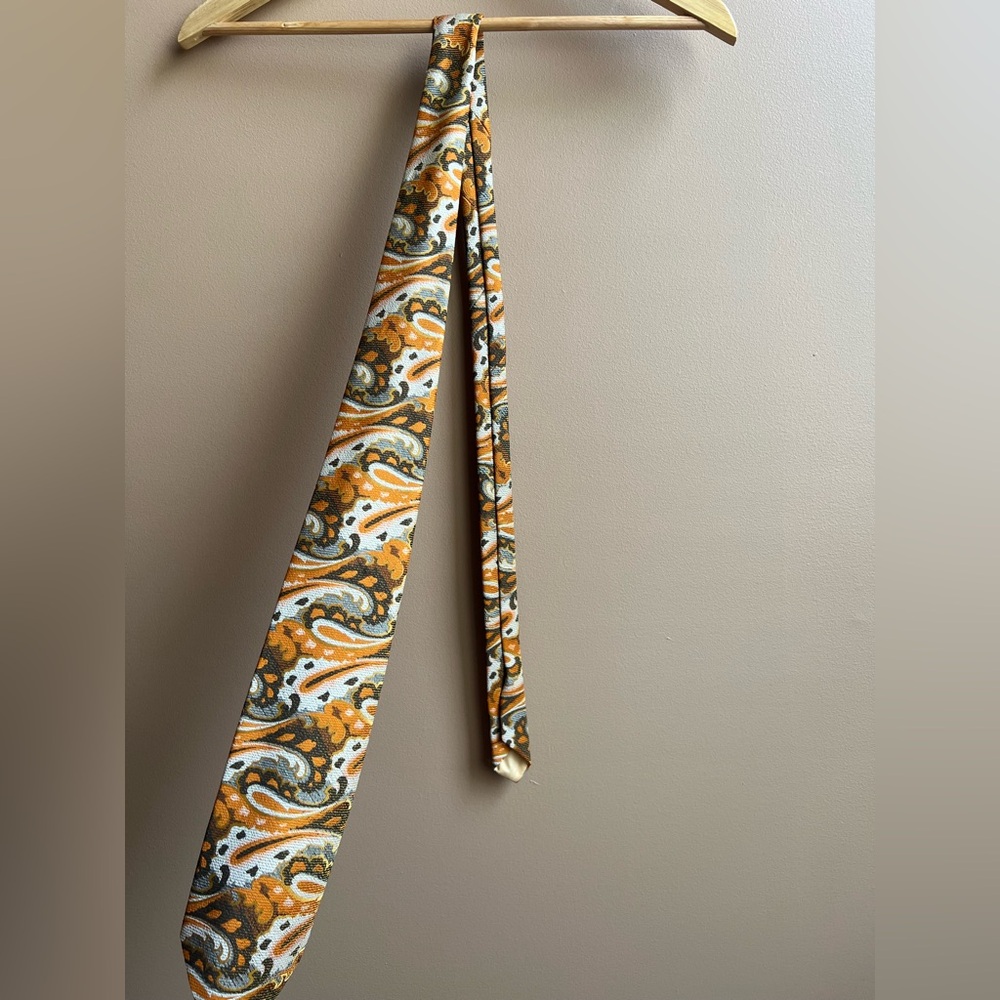 NWOT Vintage Carnaval de Paris Stacked Paisley Tie in Cream, Grey, & Orange. - Picture 7 of 12